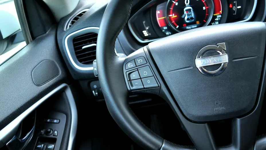 VOLVO V40 -