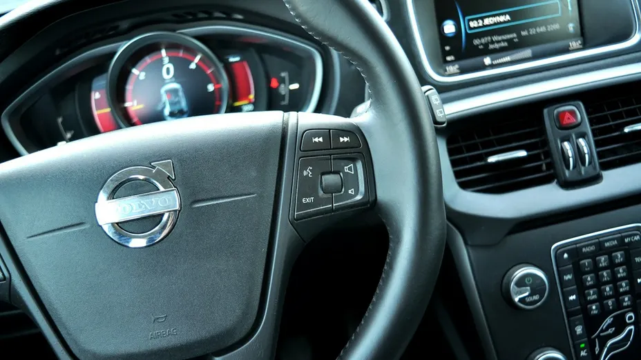 VOLVO V40 -