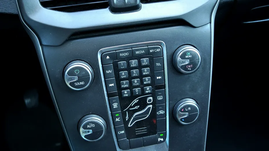 VOLVO V40 -