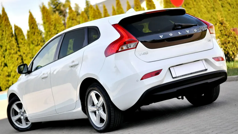 VOLVO V40 -
