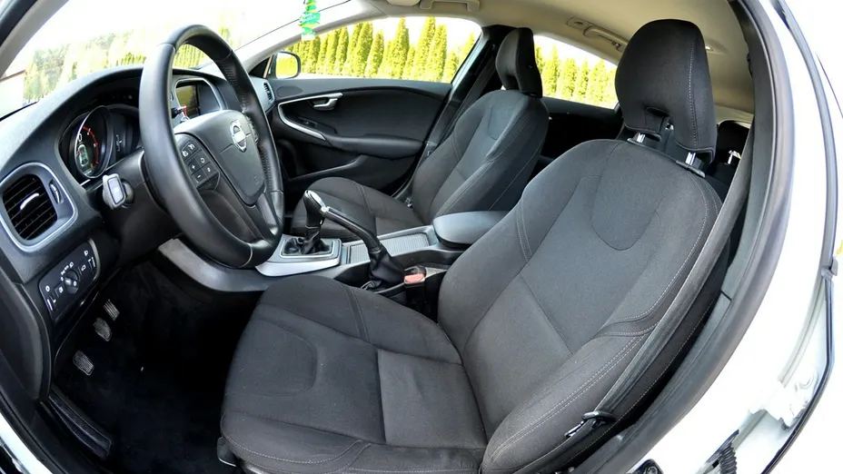 VOLVO V40 -