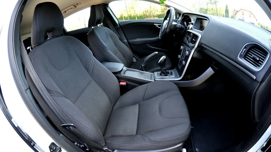 VOLVO V40 -
