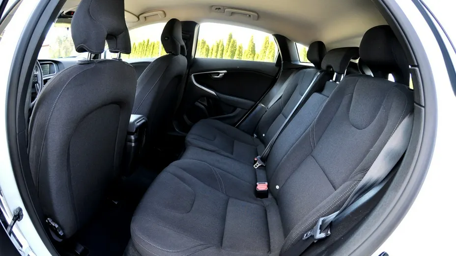 VOLVO V40 -