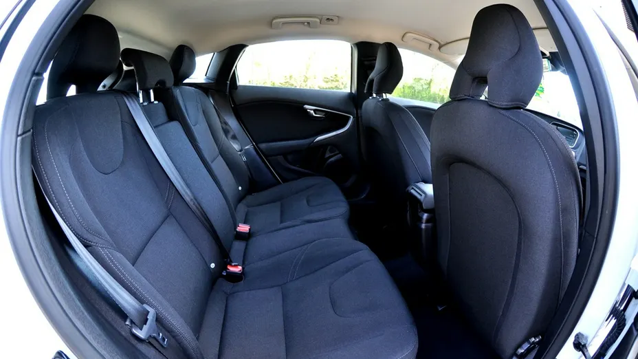 VOLVO V40 -