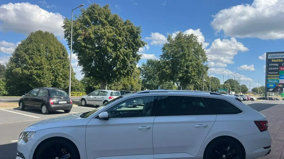 SKODA Superb -