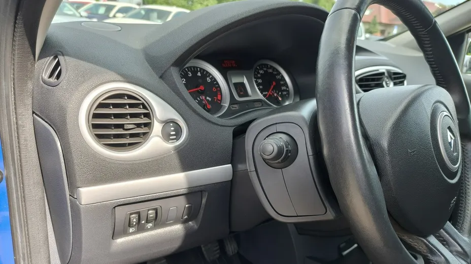 RENAULT Clio -