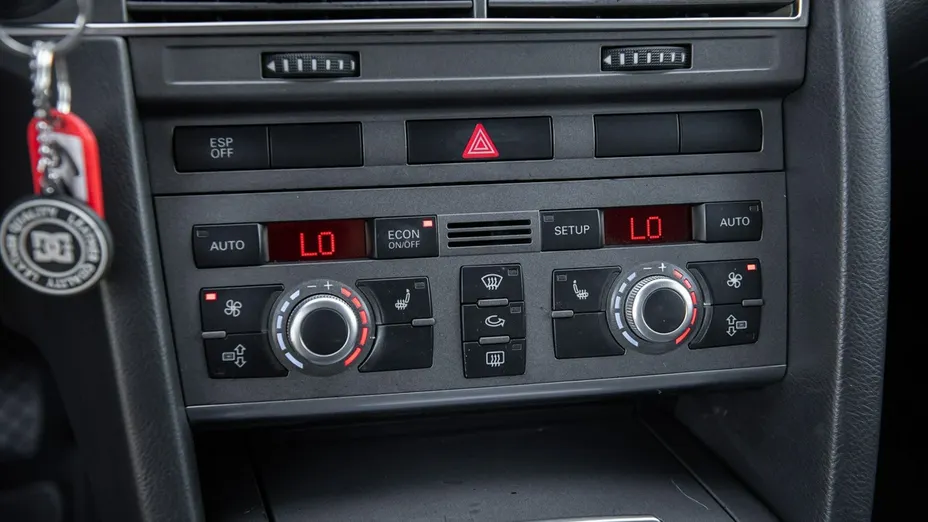 AUDI A6 -
