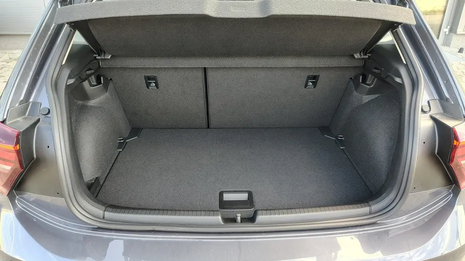 VOLKSWAGEN Polo -