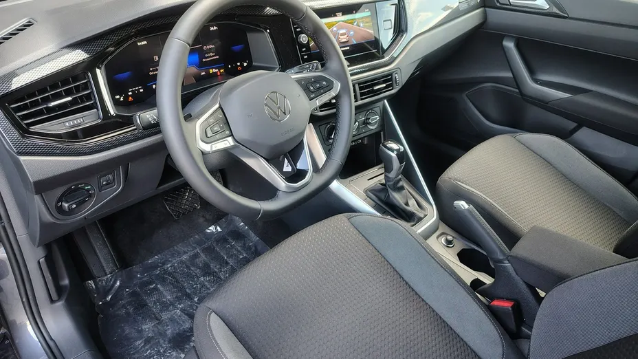 VOLKSWAGEN Polo -