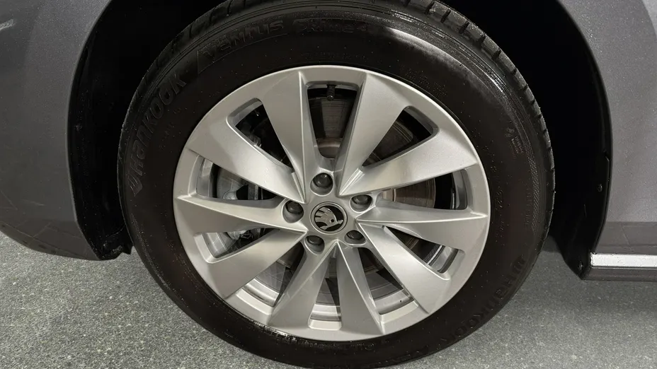SKODA Superb -