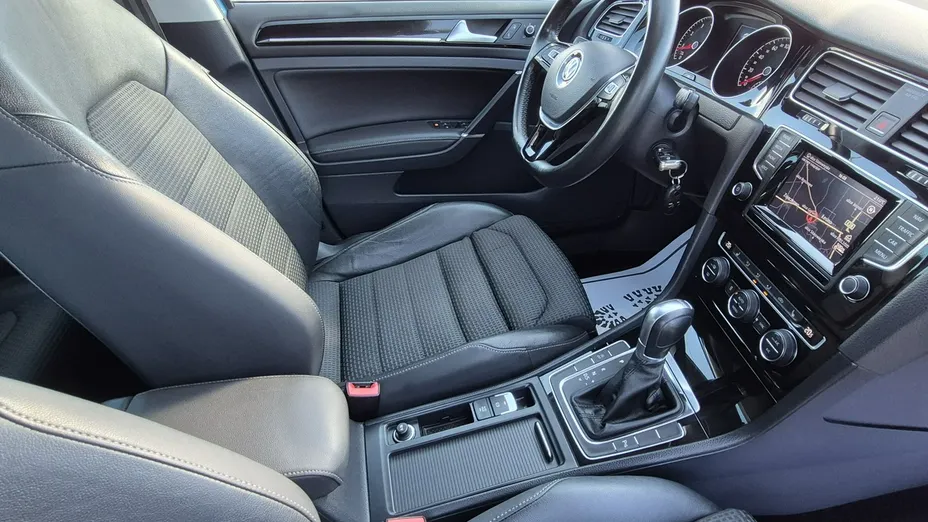 VOLKSWAGEN Golf -