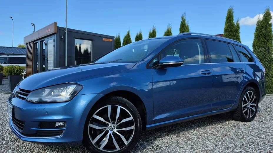 VOLKSWAGEN Golf -