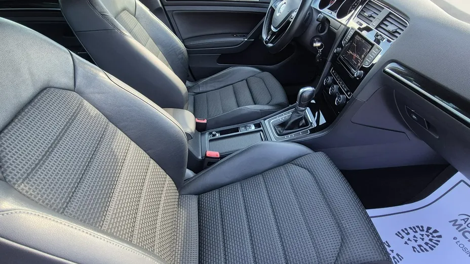 VOLKSWAGEN Golf -