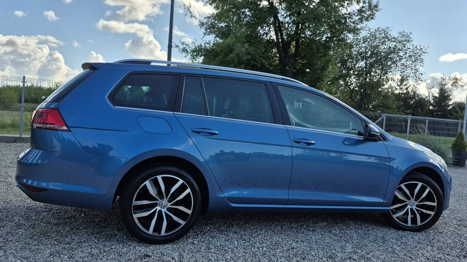 VOLKSWAGEN Golf -