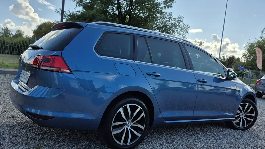 VOLKSWAGEN Golf -