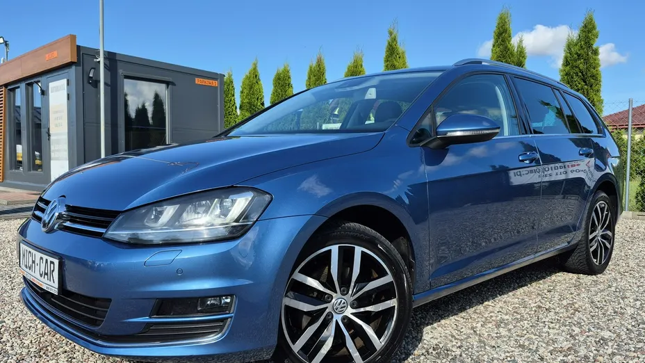 VOLKSWAGEN Golf -