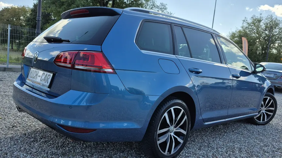 VOLKSWAGEN Golf -