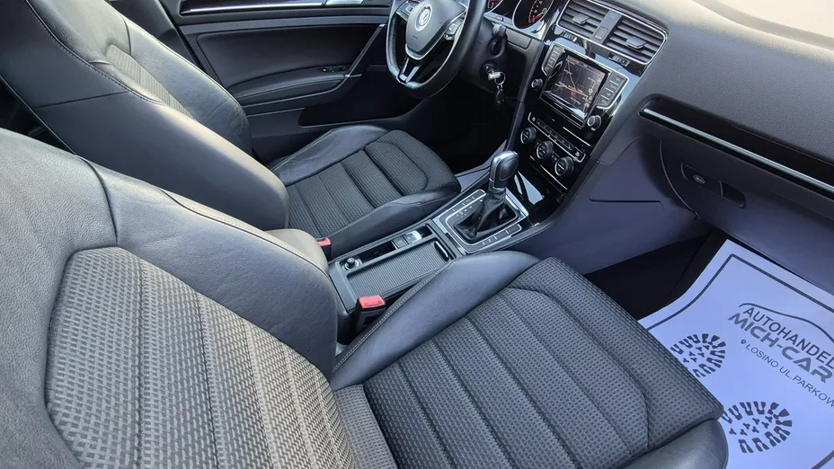 VOLKSWAGEN Golf -