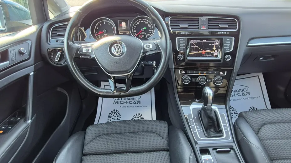 VOLKSWAGEN Golf -
