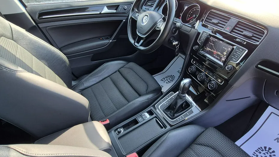 VOLKSWAGEN Golf -