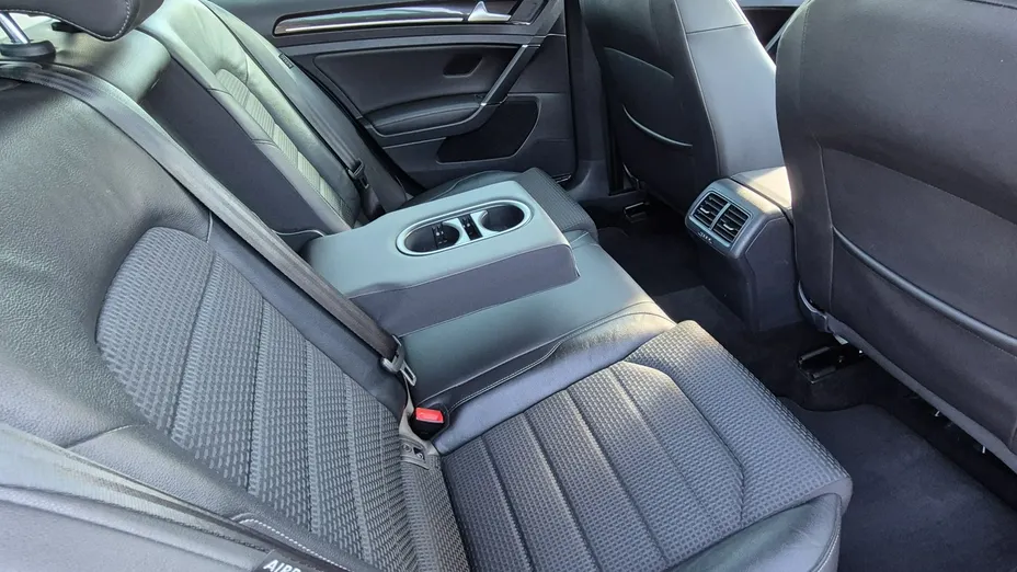 VOLKSWAGEN Golf -