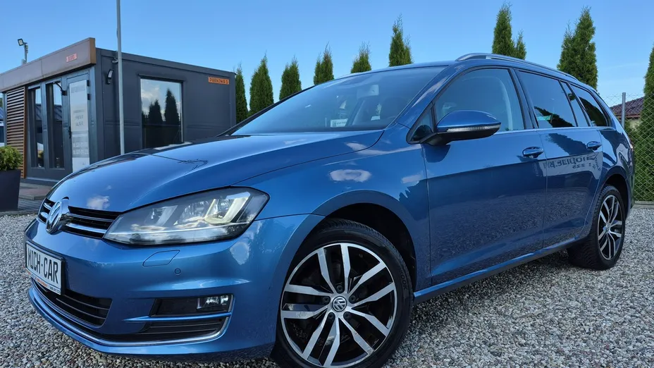 VOLKSWAGEN Golf -
