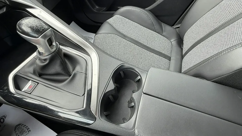 PEUGEOT 3008 -