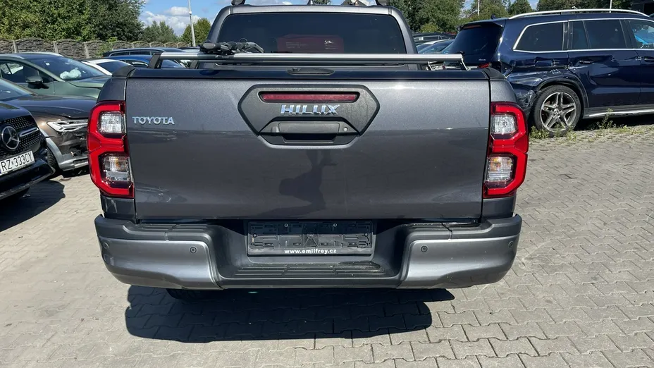TOYOTA HiLux -