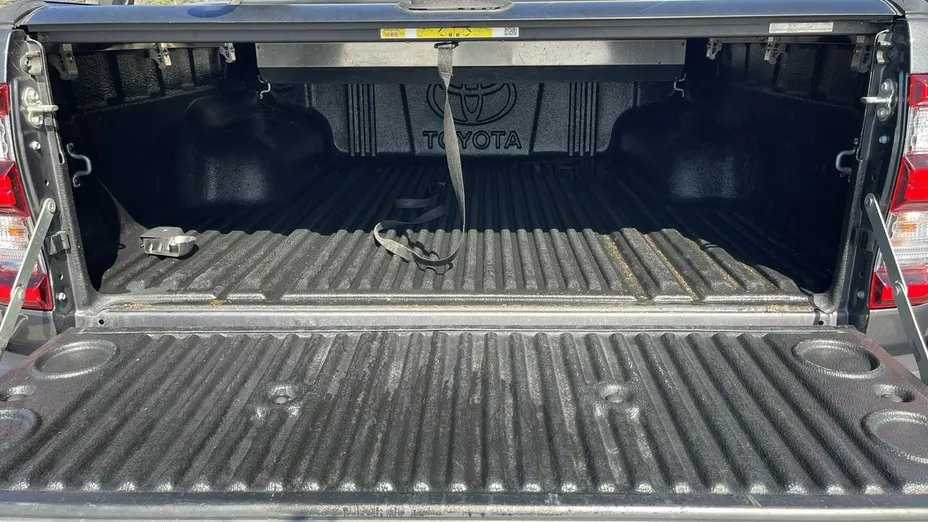 TOYOTA HiLux -