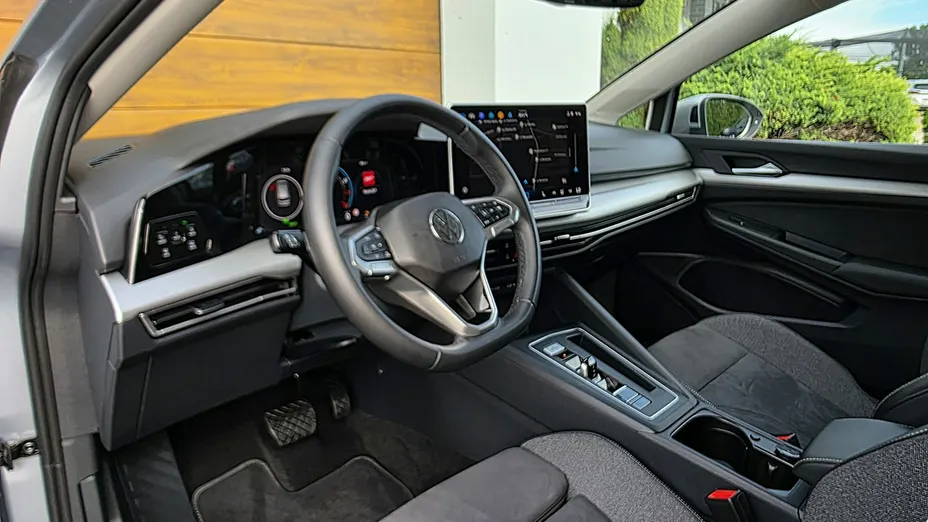 VOLKSWAGEN Golf -