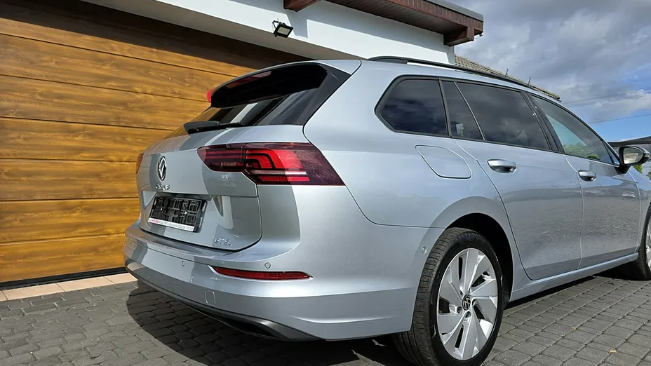 VOLKSWAGEN Golf -