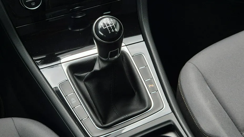 VOLKSWAGEN Golf -