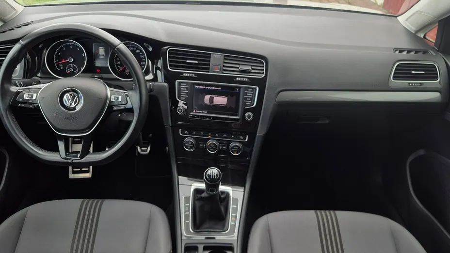 VOLKSWAGEN Golf -