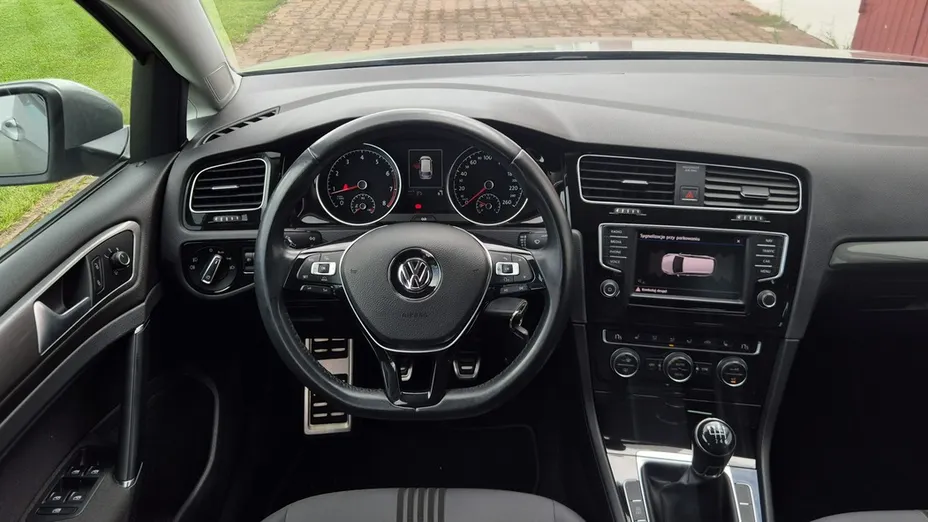 VOLKSWAGEN Golf -