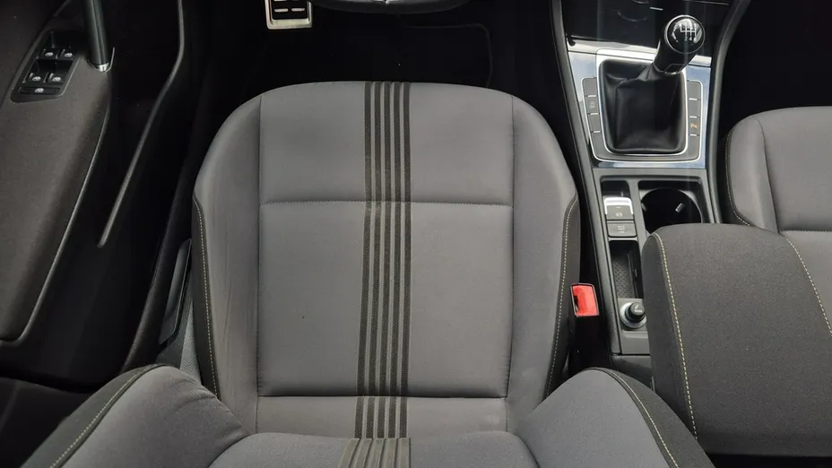 VOLKSWAGEN Golf -