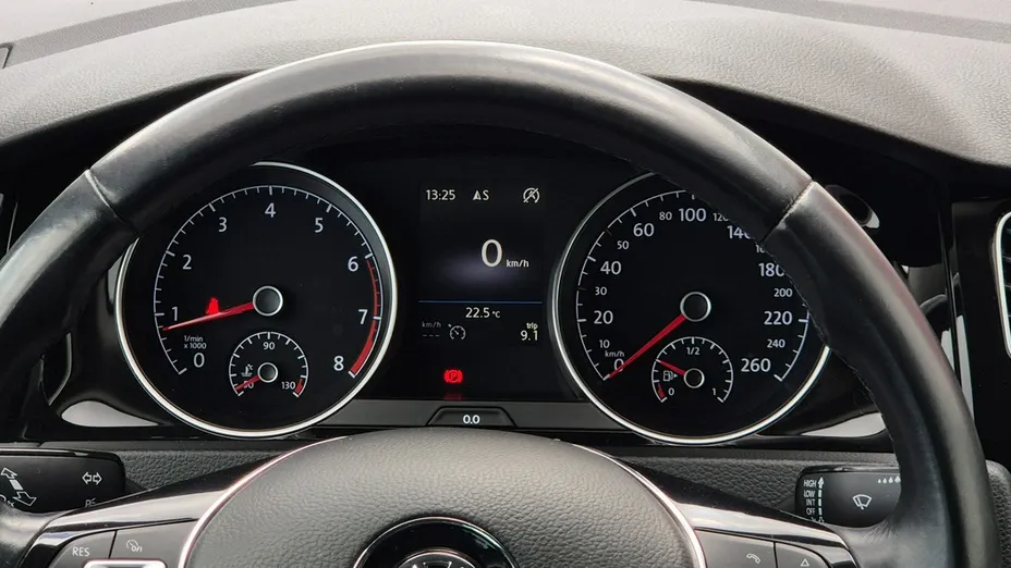 VOLKSWAGEN Golf -