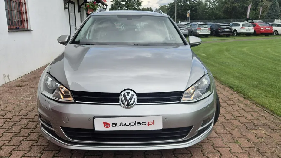 VOLKSWAGEN Golf -