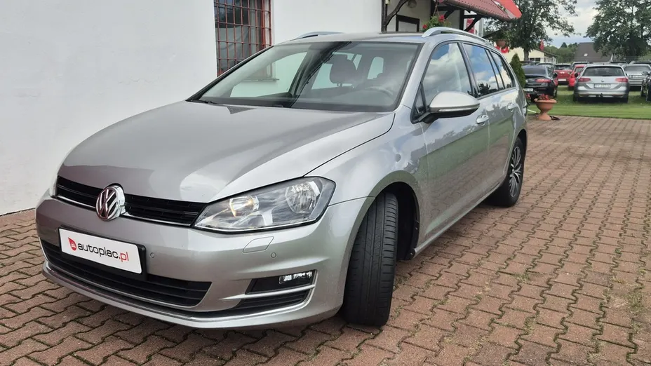 VOLKSWAGEN Golf -