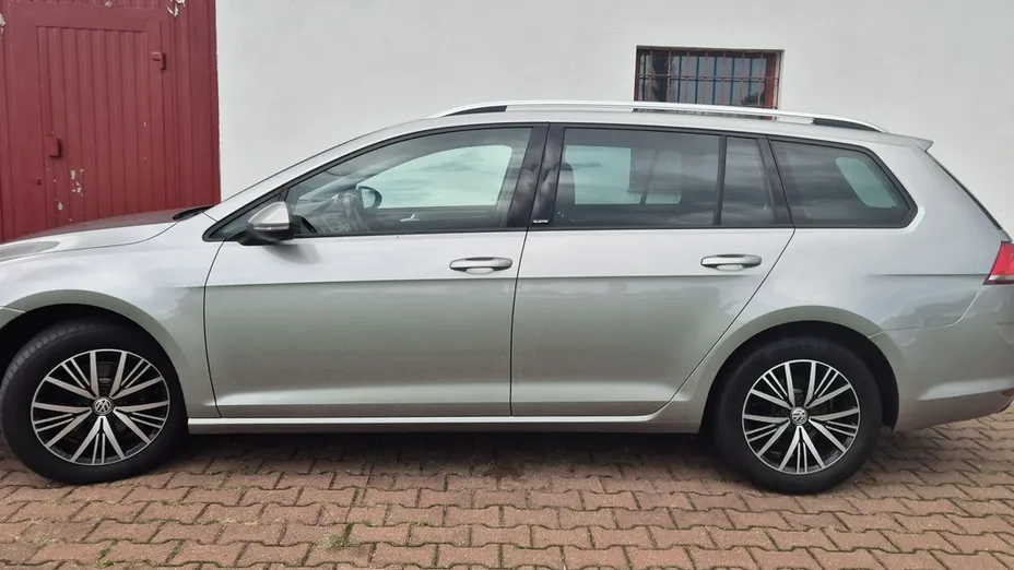 VOLKSWAGEN Golf -