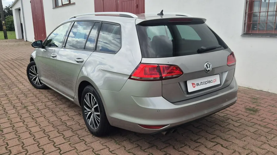 VOLKSWAGEN Golf -