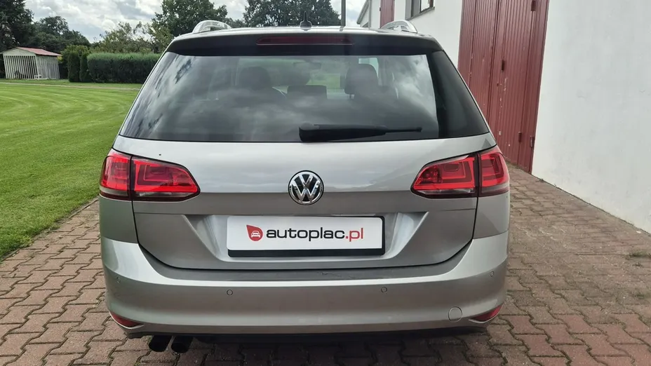 VOLKSWAGEN Golf -