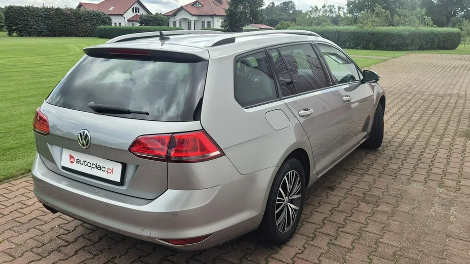 VOLKSWAGEN Golf -