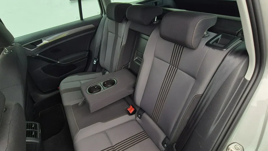 VOLKSWAGEN Golf -