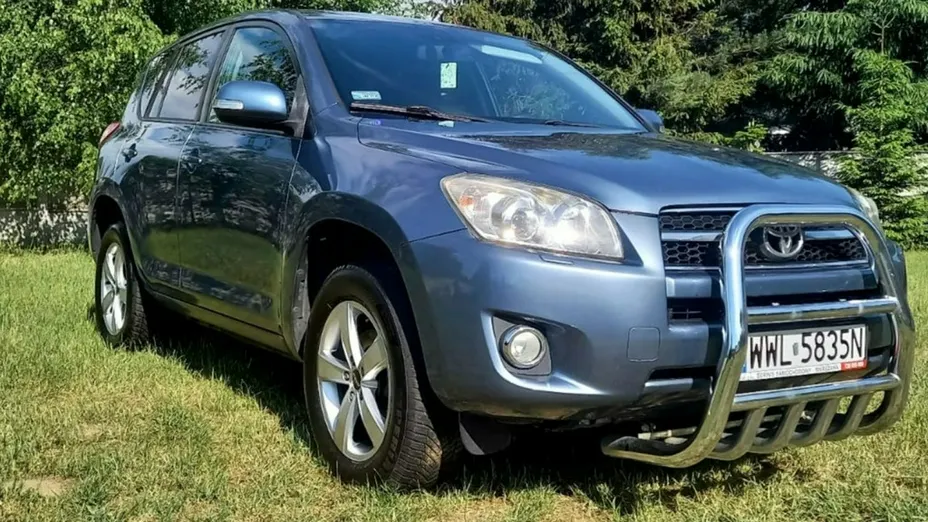 TOYOTA RAV4 -