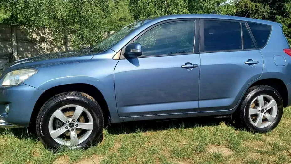 TOYOTA RAV4 -
