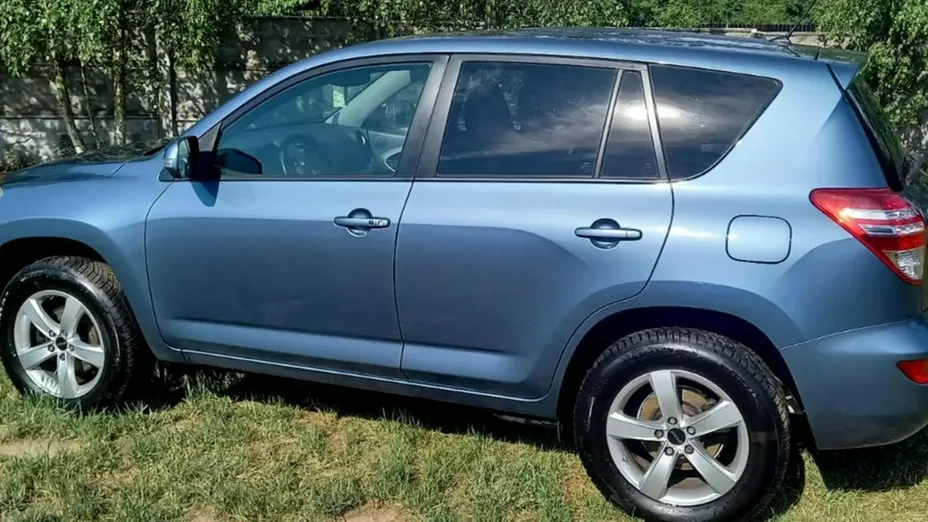 TOYOTA RAV4 -