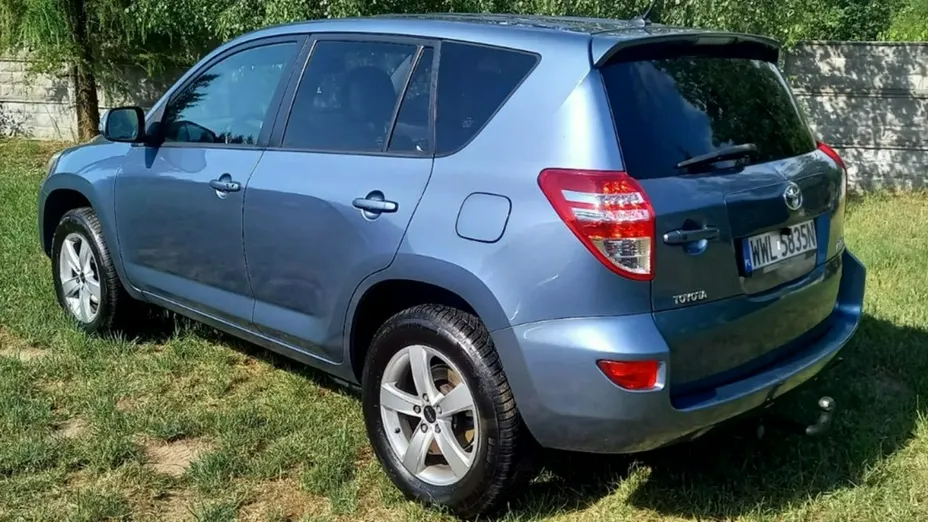 TOYOTA RAV4 -