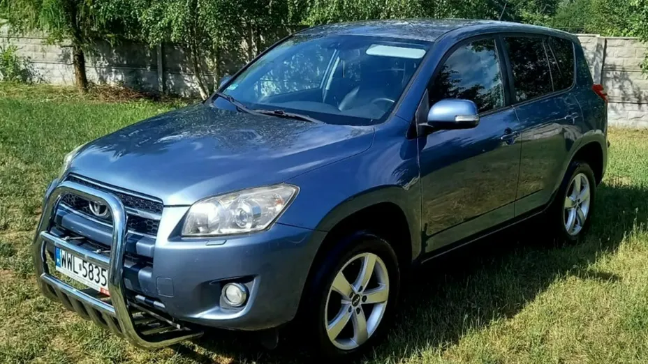 TOYOTA RAV4 -