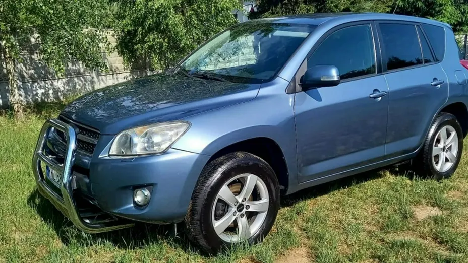 TOYOTA RAV4 -