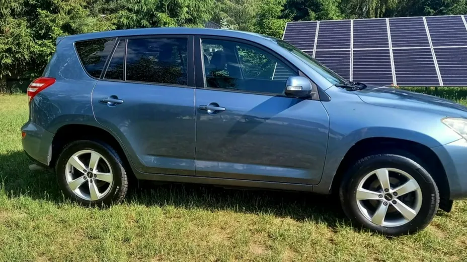 TOYOTA RAV4 -